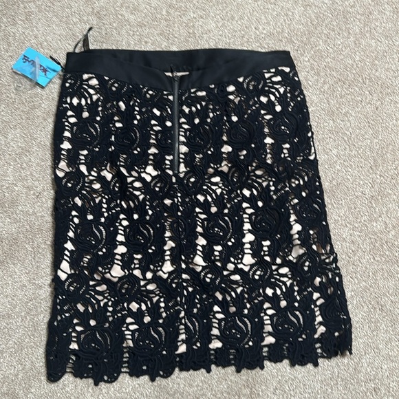 Beautiful champagne and black skirt - Picture 4 of 7